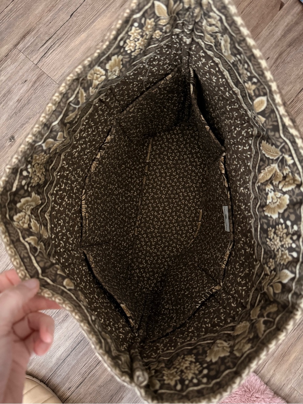 Vera Bradley tote bag!!
Browns
Very good used condition! - Picture 2 of 4